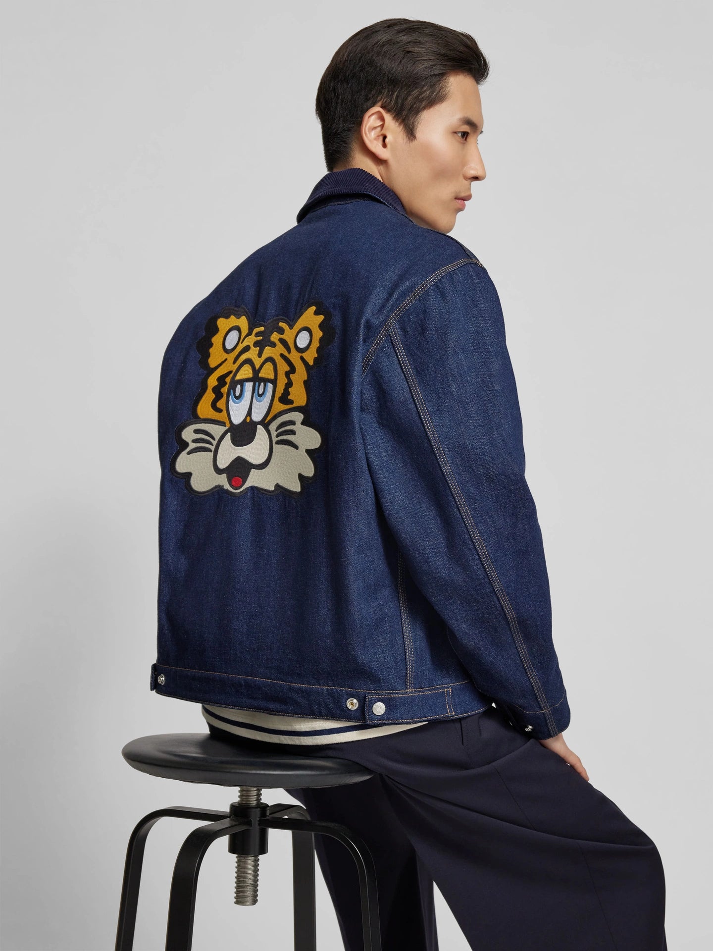Kenzo
Veste à coutures de marque bleu foncé
