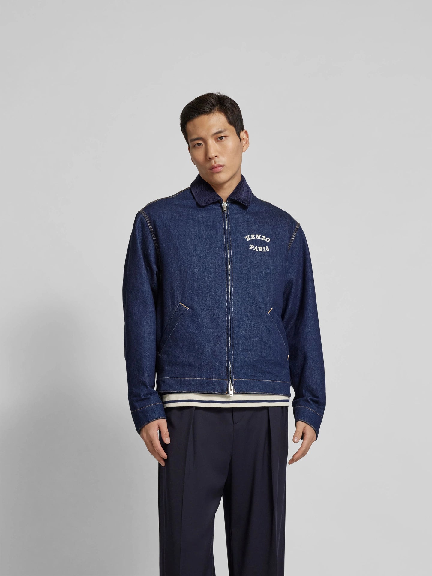 Kenzo
Veste à coutures de marque bleu foncé