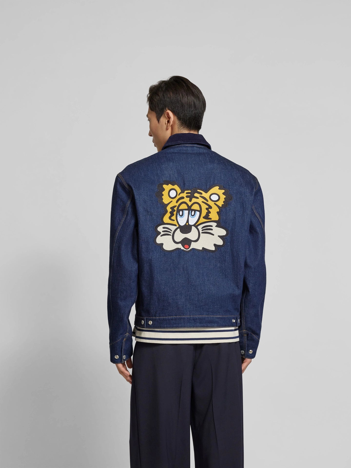 Kenzo
Veste à coutures de marque bleu foncé